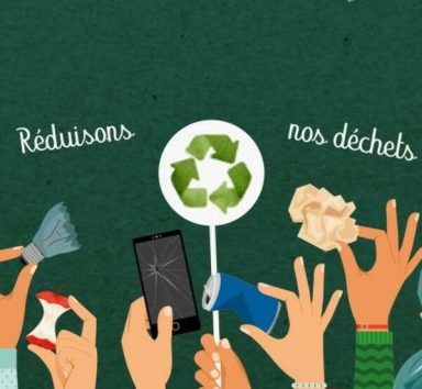 mains tenant des déchets (ampoule, trognon de pomme, téléphone ...)