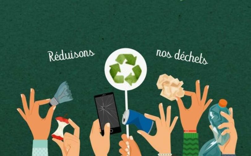 mains tenant des déchets (ampoule, trognon de pomme, téléphone ...) - Agrandir l'image, fenêtre modale